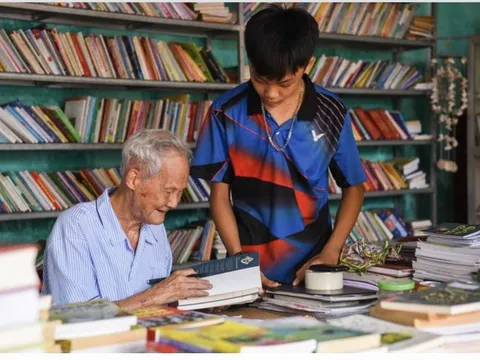 Cụ ông 90 tuổi gây dựng thư viện 12.500 đầu sách phục vụ trẻ nhỏ