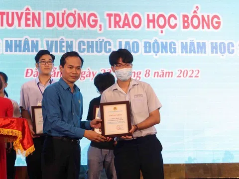 Trao 381 suất học bổng cho học sinh vượt khó, học giỏi