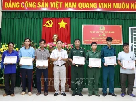 Khen thưởng đột xuất 6 người dân dũng cảm cứu nhóm người Việt Nam trốn khỏi sòng bạc ở Campuchia