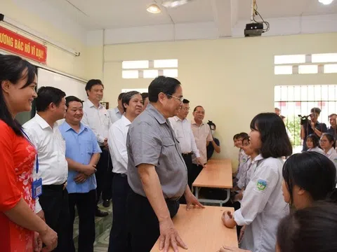 Thủ tướng Phạm Minh Chính thăm giáo viên, học sinh huyện Yên Lập, tỉnh Phú Thọ