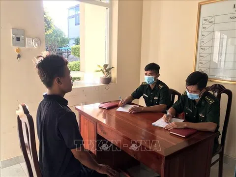 Tiếp nhận 9 người nước ngoài trôi dạt trên biển Phú Quốc được ngư dân cứu vớt