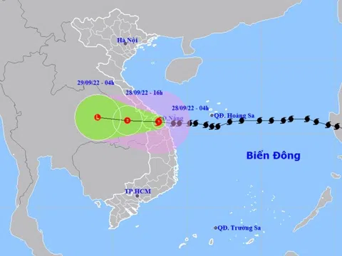 Bão số 4 đổ bộ Thừa Thiên Huế - Quảng Ngãi, gió giật cấp 13