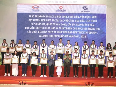 Ninh Bình khen thưởng 298 học sinh, sinh viên xuất sắc năm 2022