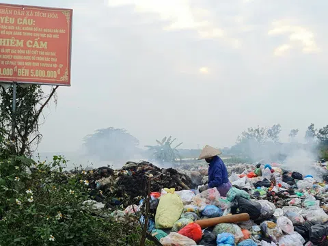 Nghìn tấn rác thải vẫn ùn ứ tại huyện ngoại thành Hà Nội