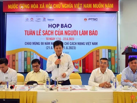 Trưng bày, giới thiệu các ấn phẩm sách của người làm báo cả nước