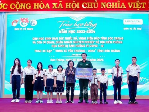 Trao học bổng Vừ A Dính cho học sinh dân tộc thiểu số, vùng biển đảo