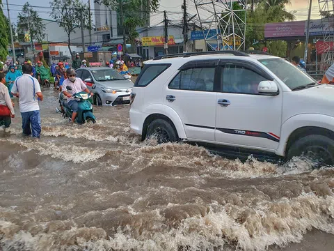 TP Cần Thơ: Chật vật xoay sở với nước ngập do mưa lớn, triều cường