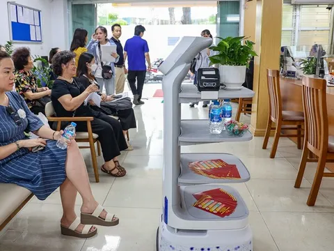 Hà Nội triển khai robot lễ tân, phục vụ đồ ăn miễn phí cho người dân làm thủ tục hành chính