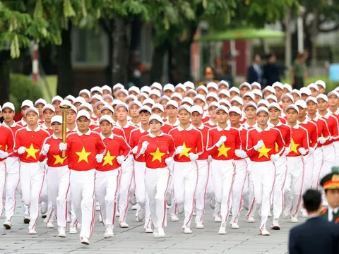 Người rước đuốc mở màn diễu binh 2/9 là ai?