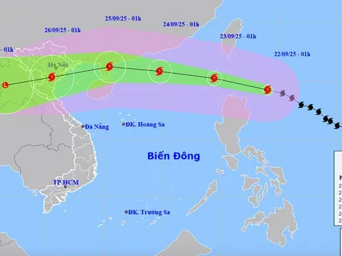 Bão Ragasa gây sóng cao trên 10m khi vào Biển Đông, cảnh báo rủi ro thiên tai cấp 4