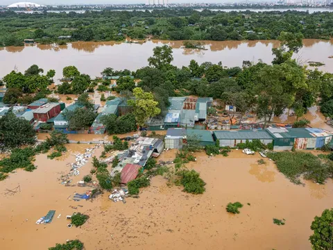 Hà Nội nắng trở lại, nhiều khu vực ngoại thành vẫn ngập do hoàn lưu bão Matmo