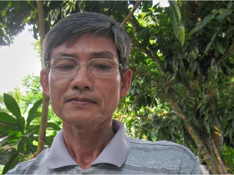 Cả nhà làm nghề thầy rắn, có người chạm mặt rắn hổ mây khổng lồ