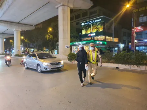 Hà Nội: Cảnh sát 141 phát hiện loạt nam, nữ ra đường mang dao, kiếm "phòng thân"