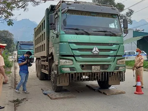 Hà Giang: CSGT tuần tra kết hợp 'hoá trang' bắt hàng loạt xe vi phạm quá tải trên quốc lộ