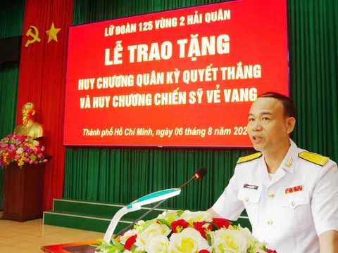 Trao tặng Huy chương Quân kỳ quyết thắng, Huy chương Chiến sĩ vẻ vang