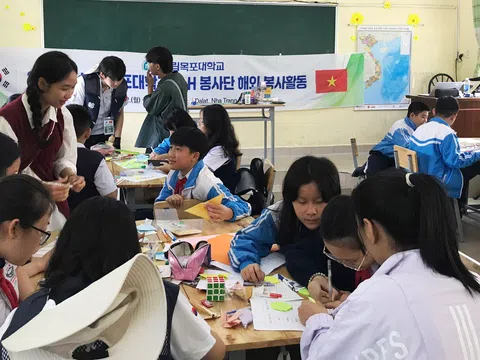 Sinh viên Đại học Quốc gia Mokpo Hàn Quốc giao lưu với học sinh Đà Lạt