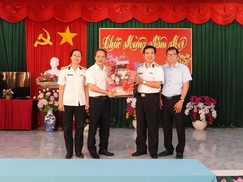 Hải đoàn 129 thăm, tặng quà và chúc Tết tại Trung tâm điều dưỡng Thương binh và người có công Long Đất