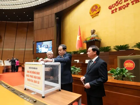 Tổng Bí thư Tô Lâm và các đại biểu Quốc hội ủng hộ đồng bào bão lũ