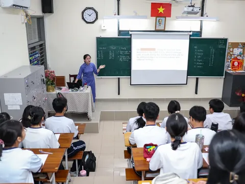 Liên quan đến nguồn lực, cân nhắc lộ trình mục tiêu 100% cơ sở giáo dục đưa tiếng Anh thành ngôn ngữ thứ hai