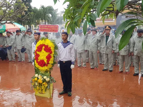 Đoàn công tác Vùng 3 Hải quân dâng hương tưởng niệm các anh hùng liệt sĩ huyện đảo Lý Sơn