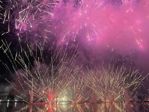 DIFF 2025 rực rỡ khai màn: Đà Nẵng thắp sáng bầu trời bằng mùa pháo hoa lớn nhất trong lịch sử