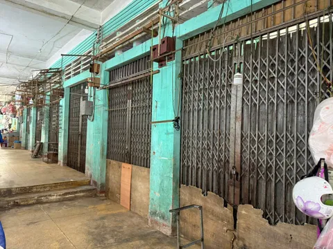 Tăng cường kiểm tra hàng giả, nhiều điểm kinh doanh tạm dừng hoạt động