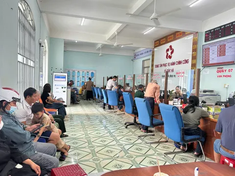 Người dân xã Đăk Hà đi sớm làm thủ tục hành chính