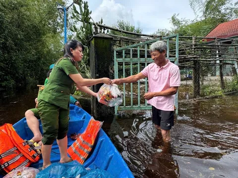 Lực lượng Công an phường Bàn Thạch kịp thời hỗ trợ bà con bị ngập lụt