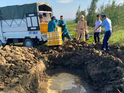 Tiêu hủy 200 kg xúc xích lậu