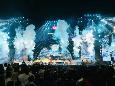 Hàng nghìn người chen chân thưởng thức chương trình nghệ thuật Countdown tại TP. Vinh