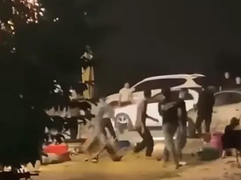 Nhiều người chặn đập phá xe ô tô trong đêm