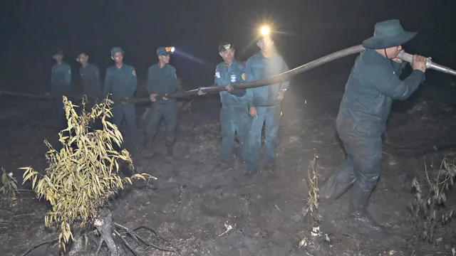 Tỉnh An Giang: Gần 300 cán bộ, chiến sĩ tham gia chữa cháy rừng