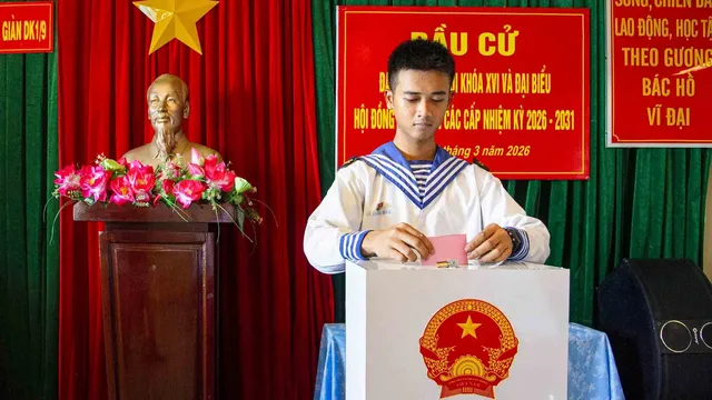 Mang lá phiếu đến với cử tri nơi đầu sóng