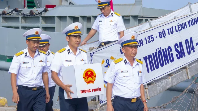 Đón Tổ bầu cử sớm trên biển: Hơn 600 lá phiếu từ thềm lục địa phía Nam cập bến an toàn