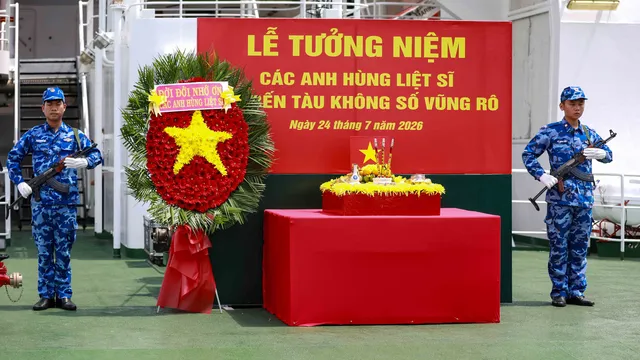Đoàn công tác Cảnh sát biển dâng hương, thả hoa tri ân các Anh hùng Liệt sĩ