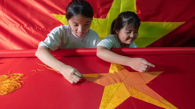 Những người giữ lửa nghề may Quốc kỳ