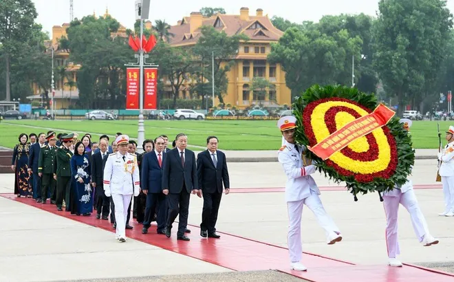 Lãnh đạo Đảng, Nhà nước vào Lăng viếng Chủ tịch Hồ Chí Minh nhân kỷ niệm 51 năm Ngày giải phóng miền Nam, thống nhất đất nước