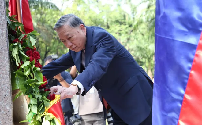Tổng Bí thư, Chủ tịch nước Tô Lâm dâng hoa tưởng niệm Chủ tịch Hồ Chí Minh và gặp gỡ cộng đồng người Việt tại Philippines
