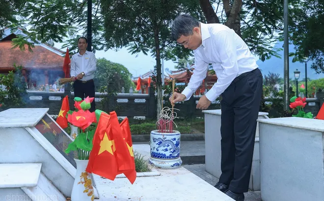 Thủ tướng Lê Minh Hưng dâng hương tại Nghĩa trang liệt sĩ quốc gia Vị Xuyên
