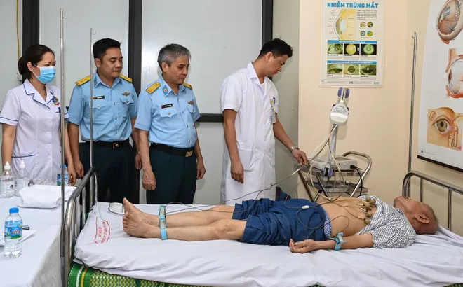 Thầy thuốc áo lính giữa lòng dân