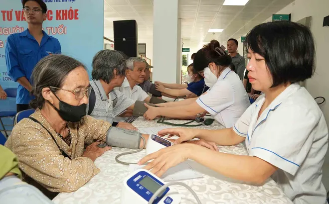 Đề xuất mở rộng quyền lợi bảo hiểm y tế cho người trên 75 tuổi